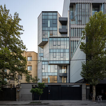 VIRA II Office Building / Alidoost and Partners