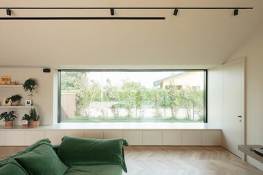 Galeria de Casa com uma Piscina / MIDE architetti   - 28