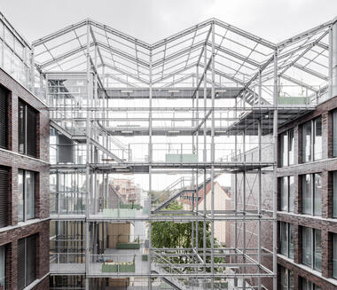 Edificio de oficinas con invernadero en la azotea / Kuehn Malvezzi