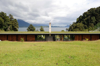 Casa en el lago Rupanco / Izquierdo Lehmann