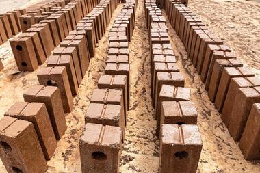 Mexicano transforma sargazo en bloques para construcción como solución a la plaga cíclica