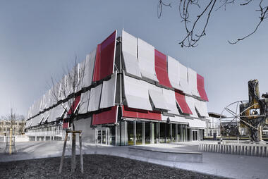 Startblock B2 中心，银红交替的雕塑立面 / Bernd Huckriede | United Architektur + ludwig heimbach architektur