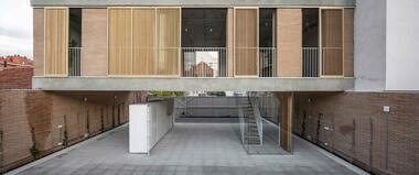 Casa sobre un patio / Ayllón Paradela Deandrés Arquitectos