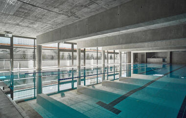 Circulo Mercantil Industrial体育中心 / Manuel Quijano Vallejo