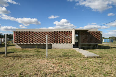 Casa  Suburbana / Besonias Almeida Arquitectos