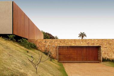 Casas brasileiras: 10 residências com fachada em pedra natural