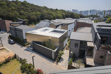 Metal Facade House / Archirie