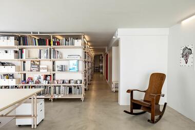 可移动金属书架，GB65 办公室 & 图书馆空间 / Metro Arquitetos Associados