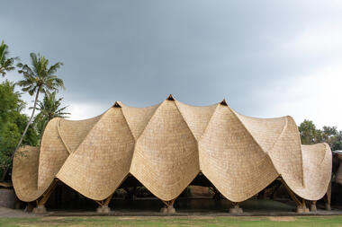 El Arco en Green School / IBUKU
