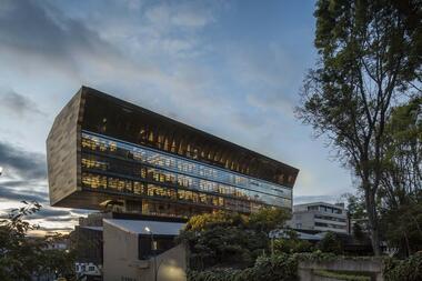 Edificio Universidad Ciudad - Jorge Hoyos Vásquez, S.J. / +UdeB Arquitectos