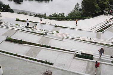 Victoria Street hacia el río / Edwards White Architects