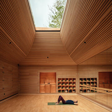 Galería de Estudio de yoga de tierra apisonada / Invisible Studio  - 12