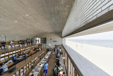 Biblioteca en la costa  / Vector Architects