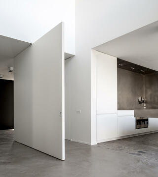 Puertas de gran tamaño en interiores residenciales