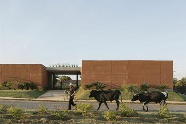 “土墙内的”托儿中心  / Equipo de Arquitectura