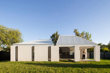 Casa y quincho Talacasto etapa I / Estudio 2(A) DosArquitectas