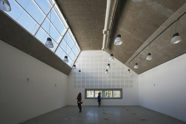 Escuela de Ingeniería Civil y Auditorio CUR / Gerardo Caballero, Maite Fernández