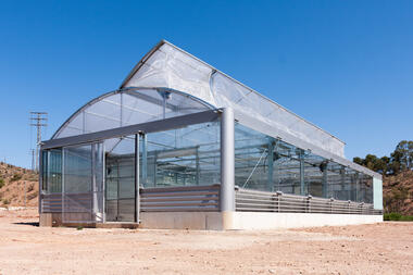 Geotermia, ventilación natural y fachadas microperforadas: invernadero sostenible para la Universidad de Murcia