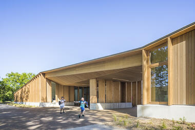 Centro recreativo y ampliación de la escuela primaria Grandes Terres en Conflans-Sainte-Honorine / Hesters Oyon