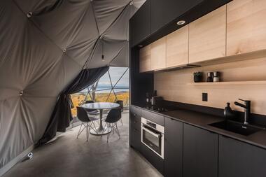 树林里的球状帐篷旅馆 / Bourgeois / Lechasseur architectes