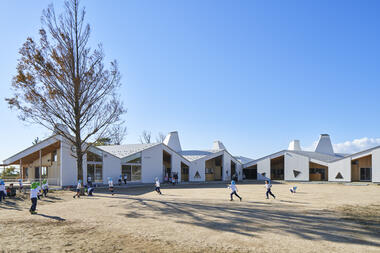 Guardería YNS Yamaikarashi / Takeru Shoji Architects