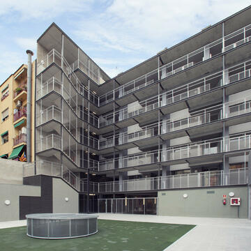 Edificio de Viviendas y Centro Educativo en la Barceloneta / EC Compta Arquitectes S.L.