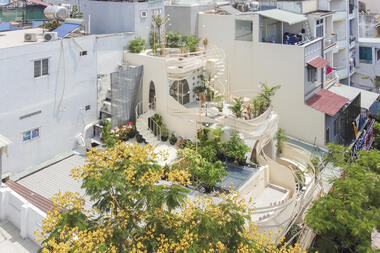 Paisajismo en cafés: 10 proyectos que integran vegetación con arquitectura