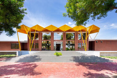 Edifício Administrativo e Escola Akshara Vidya Mandir  / Exurb Design Studio