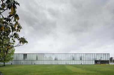 Novo Edifício de Escritórios e Ampliação de Unidade Fabril em Barcelos / André Campos | Joana Mendes - Arquitectos + Pedro Guedes de Oliveira Arquitecto