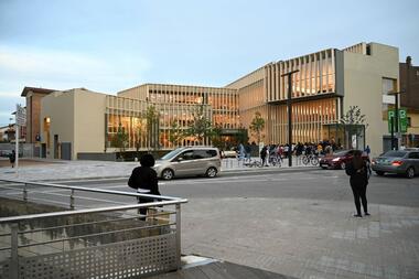 Gallery of Pilarín Bayés Library in Vic / VOL studio architecture  - 1