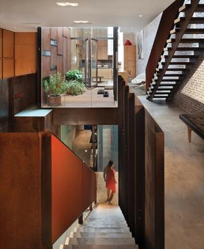Una casa adosada invertida / Dean-Wolf Architects