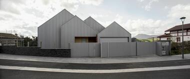 Casa a dos aguas  / Pura arquitectura