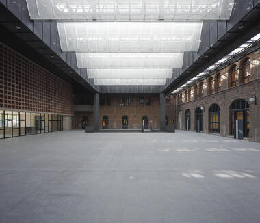Edificio Fachada y Patio Cubierto en el Centro de Extensión Oriente / Arquitectura DESE UC