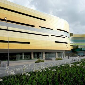 Paneles HPL Fundermax en edificios comerciales de Fundermax