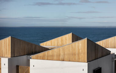 White and Timber House / Kibbin Design Studio