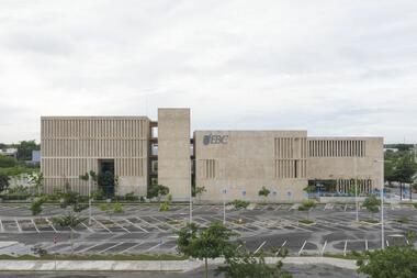 梅里达银行与商业学校 / IUA Ignacio Urquiza Arquitectos