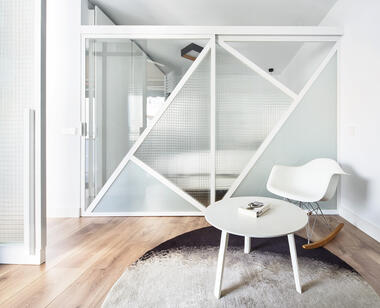 Transparência e translucidez: exemplos de como usar o vidro nos interiores e na decoração