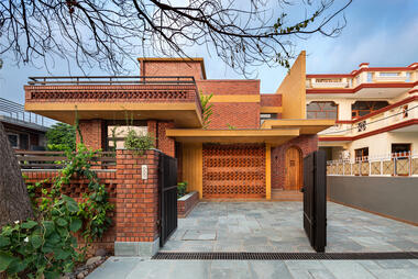 引入庭院的阳光，Ishtika Aalaya 住宅 / Studio Built Environment