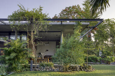 Casa Flutuante / Rushi Shah Architects + Tattva Landscapes