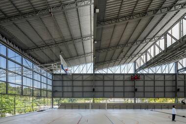 Arena Castanheiras en Santana de Parnaíba / Estúdio Trópico
