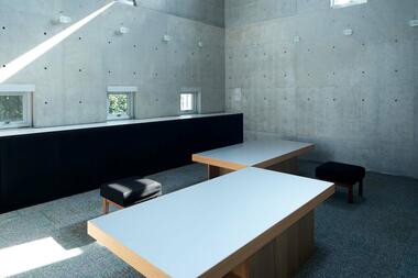 裸露混凝土结构，Nimbus 咖啡厅与生活商店 ／ LoHA＋福井工业大学