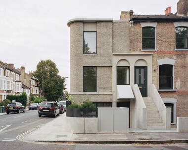 Casa de la esquina / 31/44 Architects
