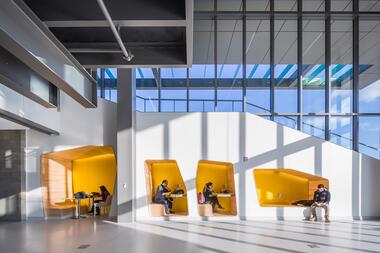 Centro de ingeniería de la Universidad de Oakland / SmithGroup