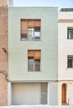 100JOA  New Construction of a House Between Dividing Walls/ Vallribera Arquitectes