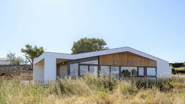Pequeña vivienda bioclimática / ARKKE
