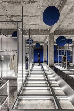 画廊 克莱因蓝+灰混凝土，PAN AM 泛美首尔旗舰店 / NiiiZ Design Lab  - 12