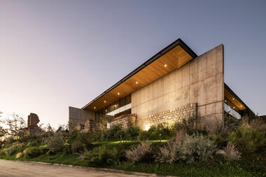 Centro de eventos Entremuros / Triangular
