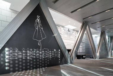画廊 “克里斯蒂安·迪奥：梦之设计师”展览 / OMA  - 6