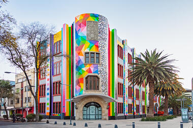 Okuda San Miguel realiza intervención plástica en la fachada del Frontón México para la Semana del Arte