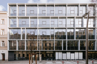 Escuela Vocacional de Administración Embelgasse / AllesWirdGut Architektur
